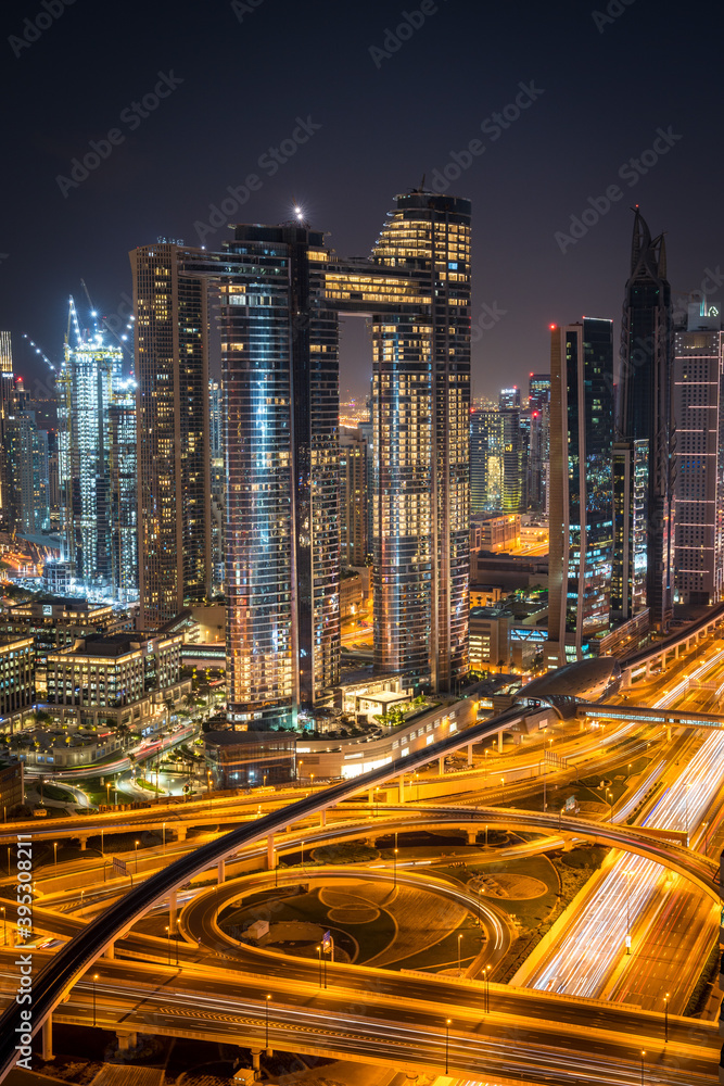Fototapeta premium Ausblick Shangri-La Hotel Dubai, Skyline von Dubai in der Nacht, Architektur von Dubai in der Nacht
