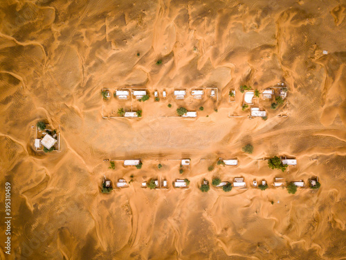 Verlassene Wüstenstadt in Abu Dhabi, Sand mit Häusern