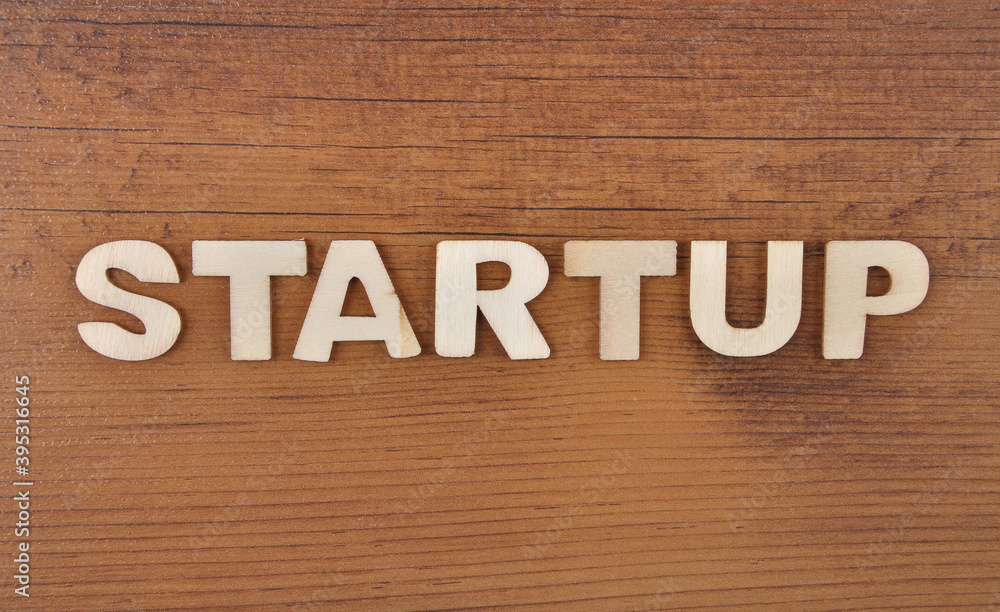 Begriff aus Holzbuchstaben auf altem dunklem Holz