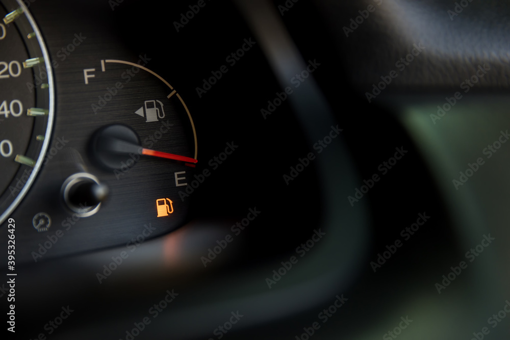 Zdjęcie Stock Empty fuel warning light in car dashboard. Fuel pump