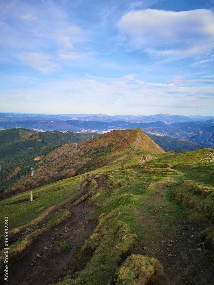 Vistas desde la cumbre de montes vascos. Vistas desde la cumbre de montes vascos.