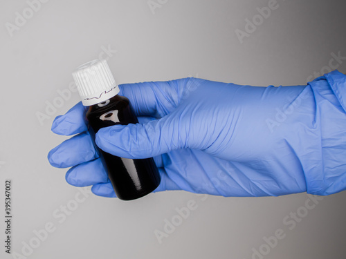 Blauer Handschuh mit Medikament 3