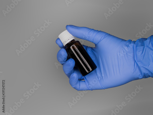 Blauer Handschuh mit Medikament 2