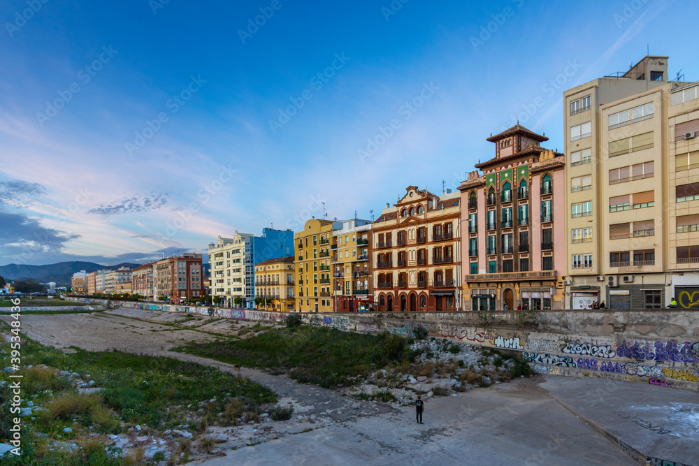 Malaga al tramonto, foto di città urbana e storica al tramonto.