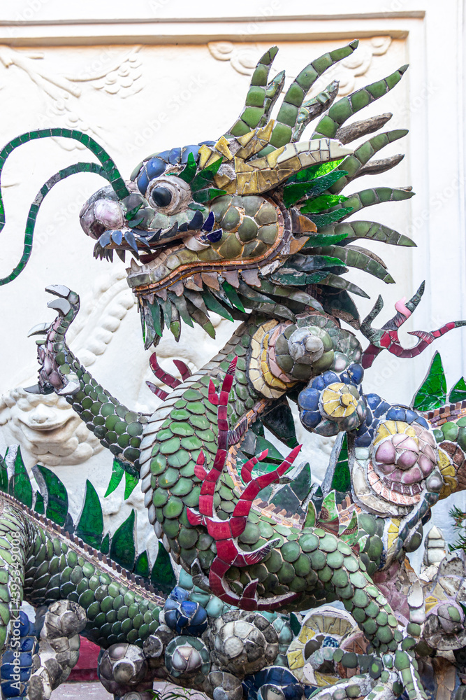 Dragon en mosaïque d'un temple à Hoi An, Vietnam