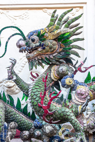Dragon en mosaïque d'un temple à Hoi An, Vietnam © Atlantis