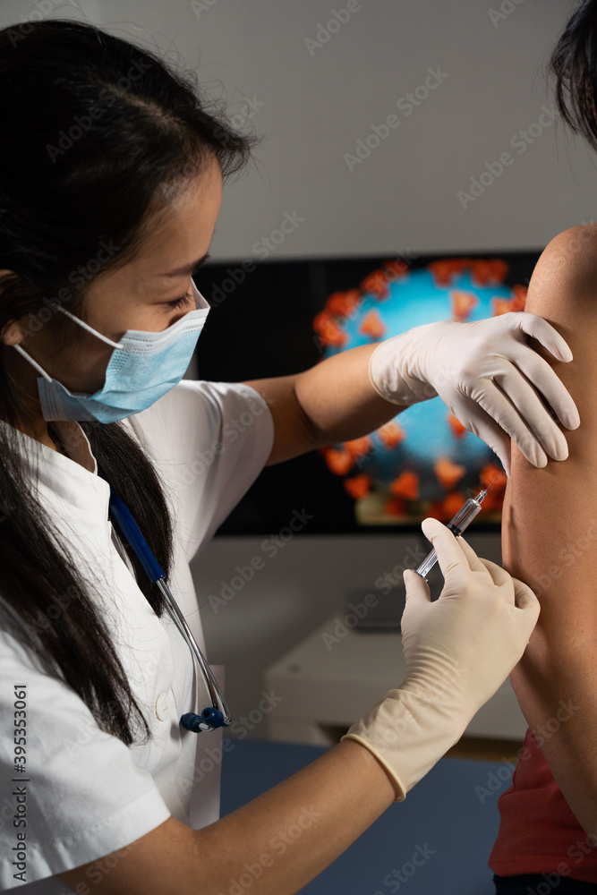 Vaccin Covid-19, médecin, vaccination d'une femme asiatique. Vaccin Covid-19, médecin, vaccination d'une femme asiatique.