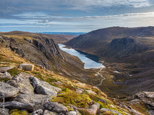 Tableau sur toile Looking out over the remote and wild Loch Avon in the Cairngorm National Park in