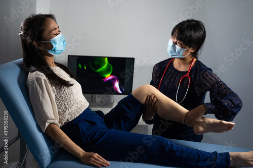 Obraz na plátně Consultation pour une douleur au genou, radiographie du genou sur écran