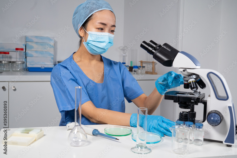 Femme asiatique dans un laboratoire de recherche médicale avec microscope. Femme asiatique dans un laboratoire de recherche médicale avec microscope.