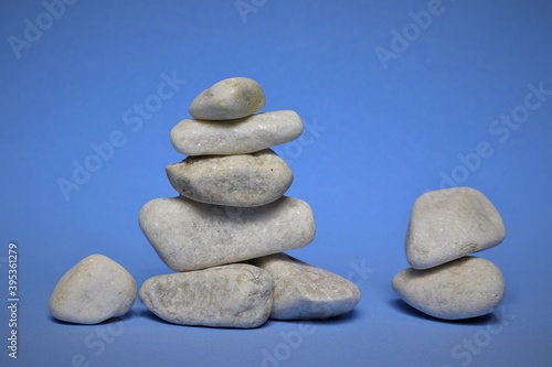 piedras blancas y grises sobre fondo azul cielo
