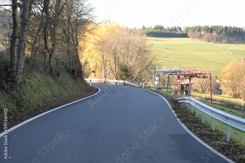 kurvige Eifelstraße von der Hohen Acht nach Jammelshofen im Herbst photo