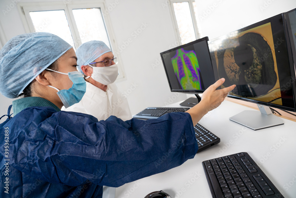 Fototapeta premium Deux médecins analysent des images médicales de cas de Covid-19.