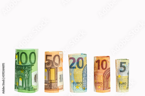 Gerollte Euro Geldscheine auf Weißen Hintergrund