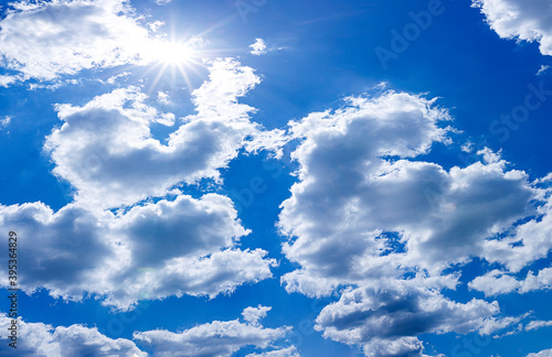 Sonne auf blauem Himmel mit Wolken photo