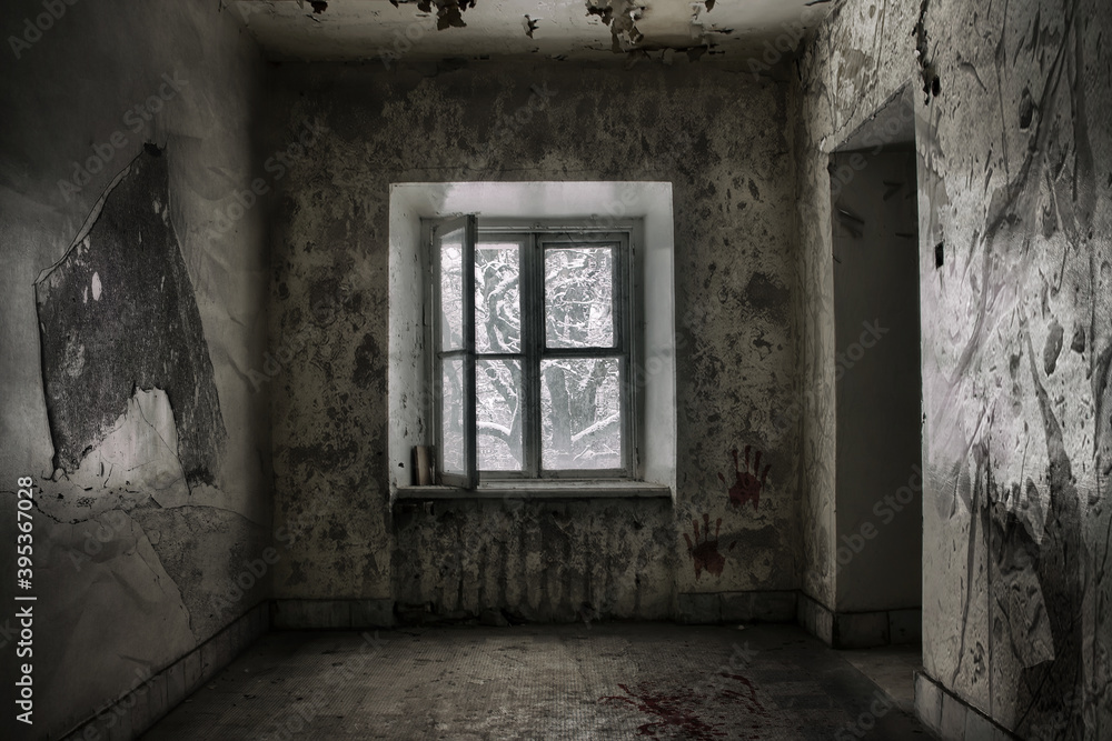 Obraz premium An old abandoned room with a window. Shabby walls. The tree outside the window.