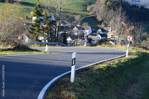 kurvige Eifelstraße von der Hohen Acht nach Jammelshofen im Herbst photo