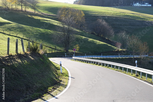 kurvige Eifelstraße von der Hohen Acht nach Jammelshofen im Herbst photo