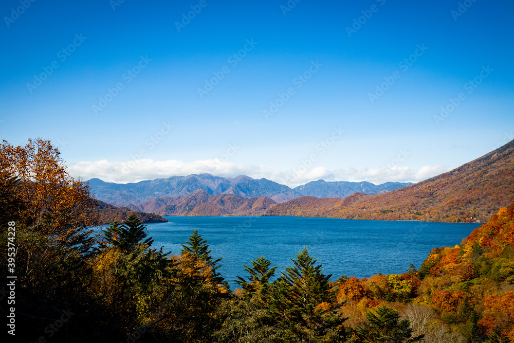 秋の晴天の中禅寺湖付近の風景