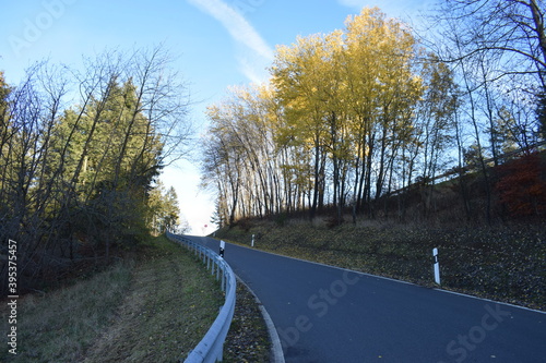 kurvige Eifelstraße von der Hohen Acht nach Jammelshofen im Herbst photo