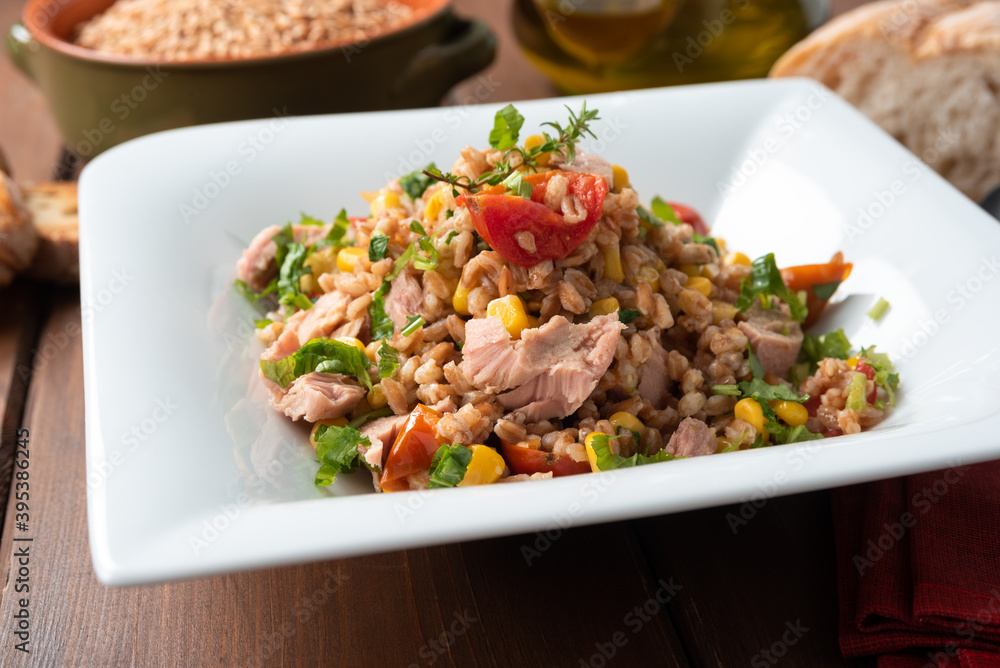 Deliziosa insalata estiva con farro, tonno, mais e pomodorini Deliziosa insalata estiva con farro, tonno, mais e pomodorini