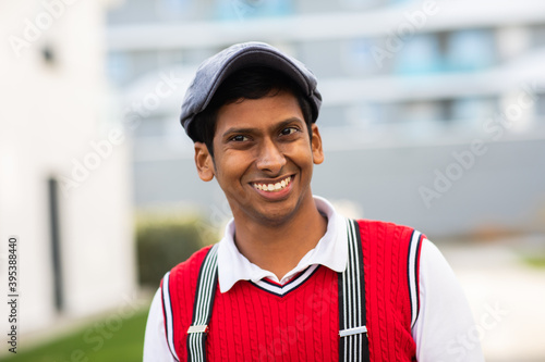 Junger Mann mit Retro Pullunder rot aussen