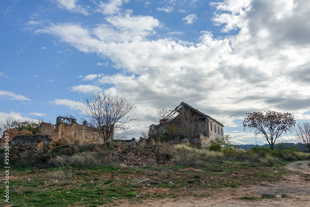 Obraz premium Abandoned ruined house in the countryside on a cloudy day