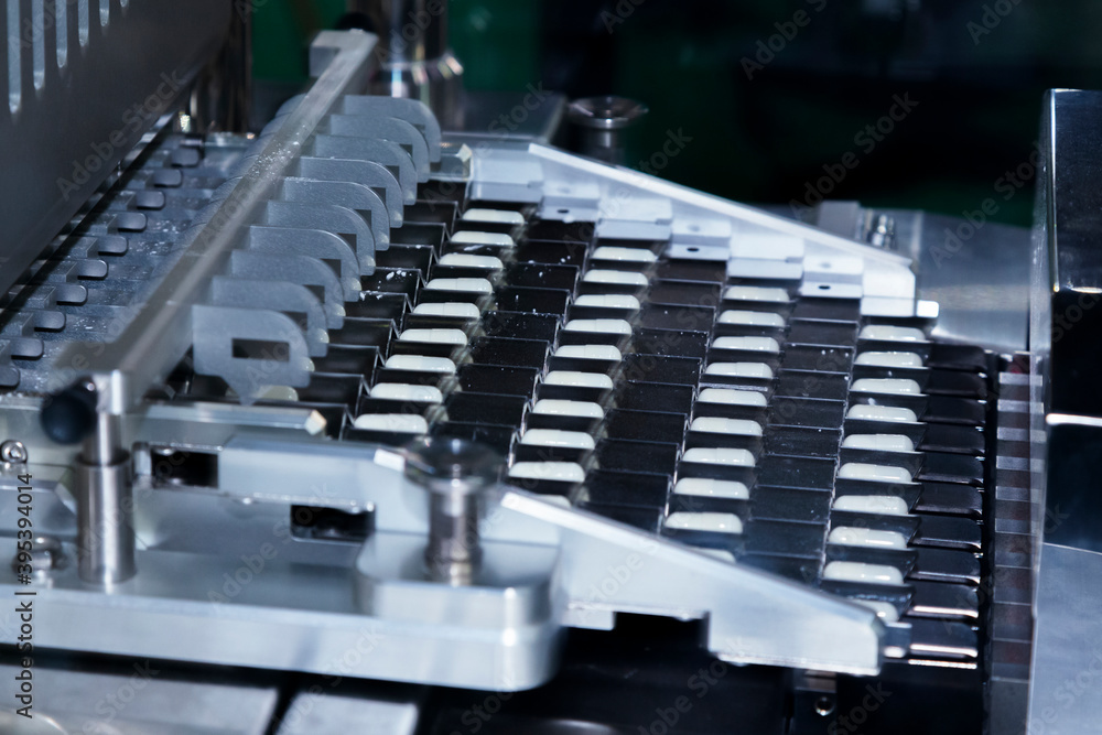 Obraz premium pharmacy medicine capsule pill in production line at medical factory. selective focus. pharmaceutical manufacturing and industry concept.