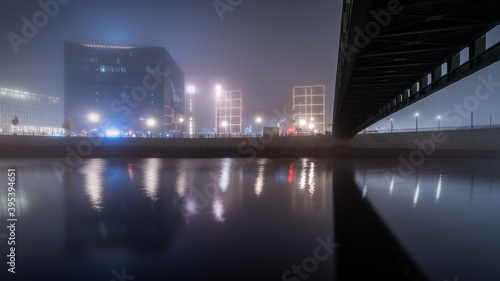 Canvas Print Nebel am Hauptbahnhof an der Spree in Berlin