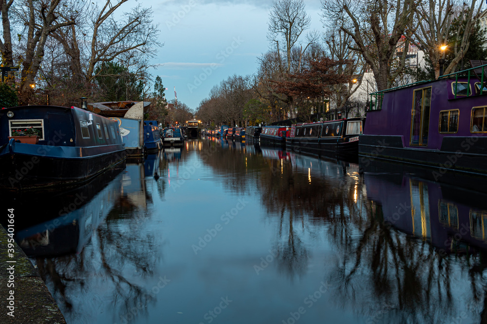 Obraz premium Waterhouses on both sides of Little Venice Canal at dusk in London, United Kingdom