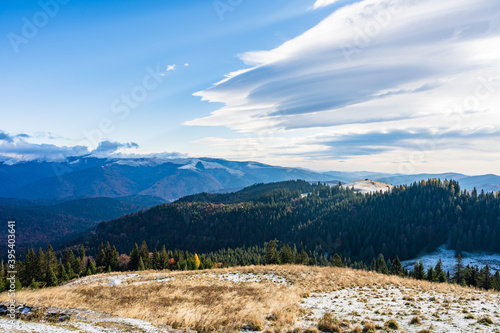 Obraz na płótnie Romanian Carpathian mountain landscape in winter w salonie
