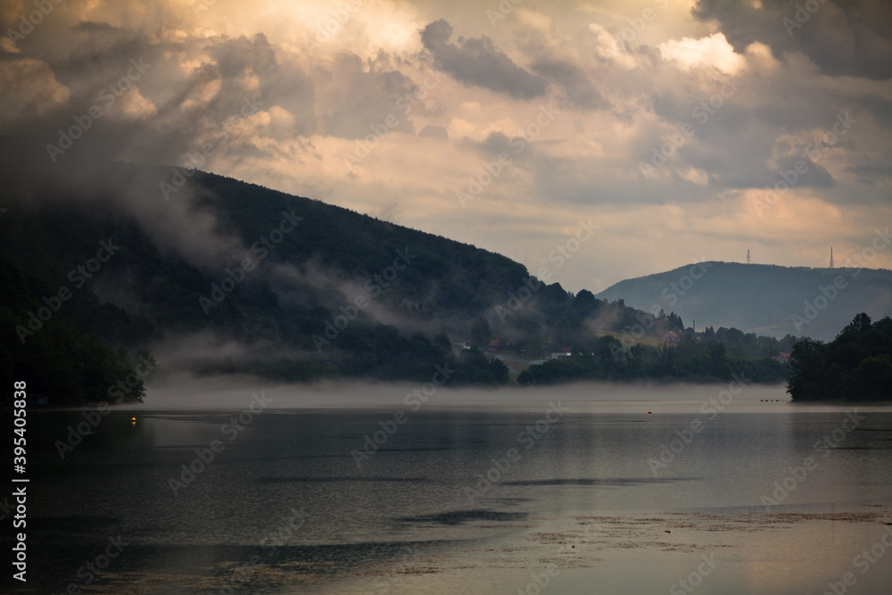 Mgły nad jeziorem w Myczkowcach, tajemniczy krajobraz po deszczu, Bieszczady, Polska