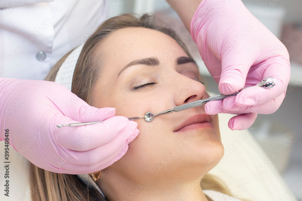 Procedure for cleaning the skin of the face with a steel appliance with a spoon from blackheads and acne. Procedure for cleaning the skin of the face with a steel appliance with a spoon from blackheads and acne.
