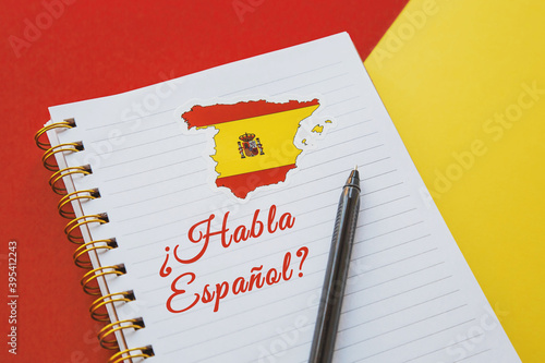 notebook with the spanish flag and the inscription Do you speak spanish in Spanish 
