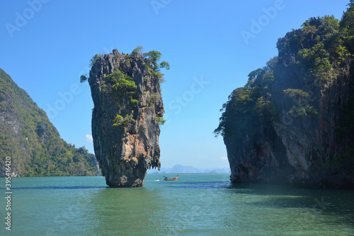 Baie de Phang Nga dans le sud de Thaïlande et l'île de James Bond (près de Phuket) © YUMMI