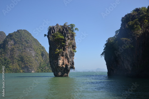 Baie de Phang Nga dans le sud de Thaïlande et l'île de James Bond (près de Phuket) © YUMMI