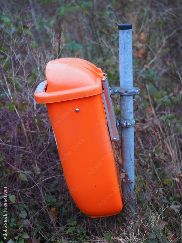 Sammelstelle - Müllabfuhr leert die orangen Abfalleimer Sammelstelle - Müllabfuhr leert die orangen Abfalleimer