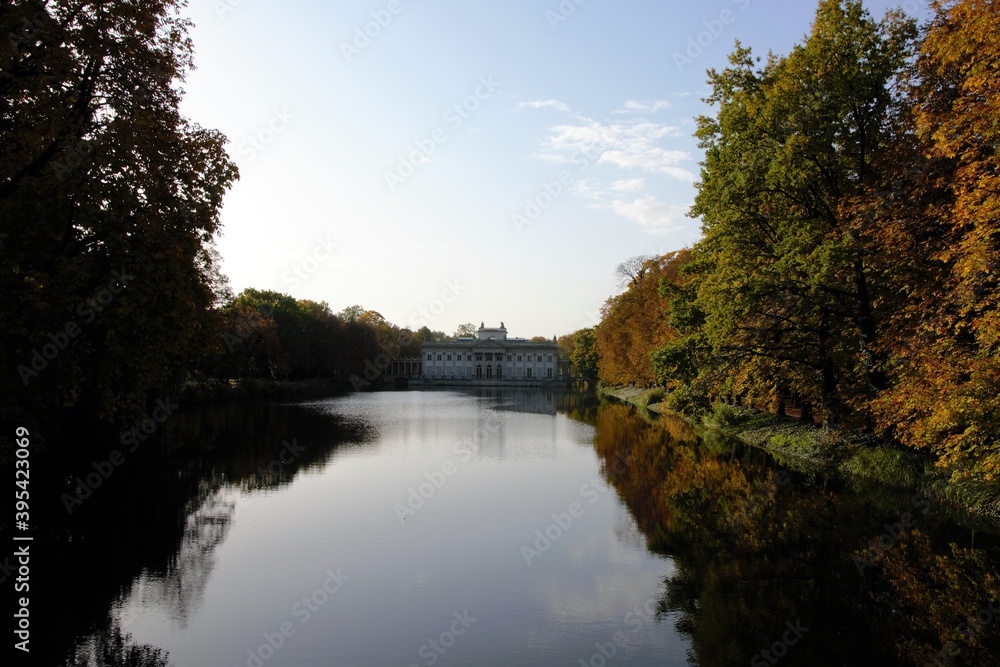 Obraz premium Autumn time in Warsaw's Royal Baths Park (in Polish: Lazienki Krolewskie). Palace on the Water and pond with reflections in the water. Warsaw, Poland