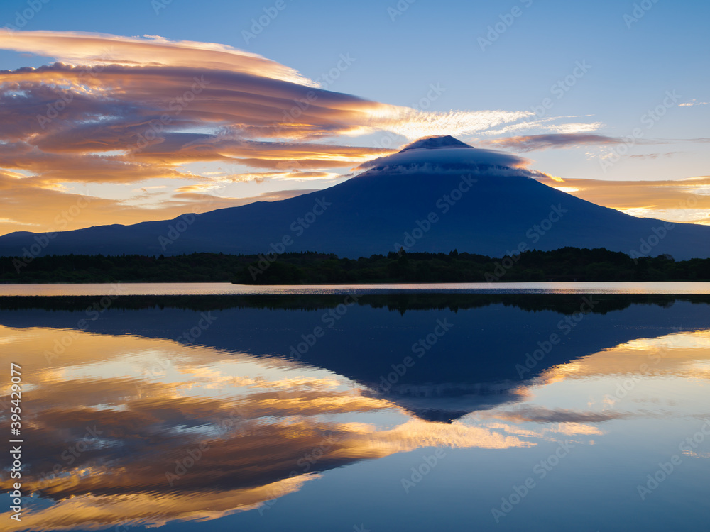 朝の田貫湖と富士山