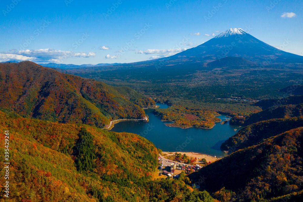 紅葉の精進湖と富士山