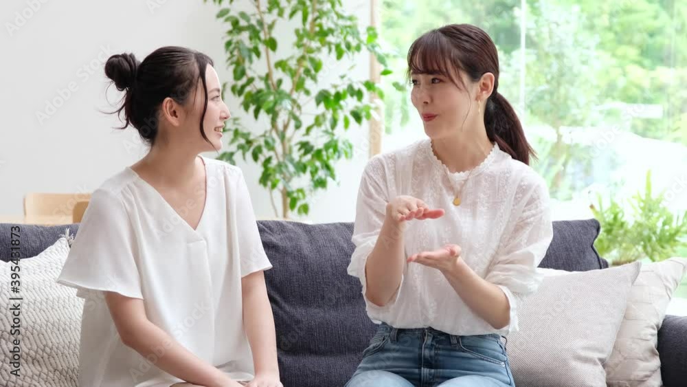 リビングで雑談をする女性 リビングで雑談をする女性
