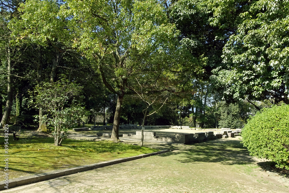 Obraz premium 広島城址公園にある昭憲皇太后御座所跡の基礎／広島市中央公園（広島県）