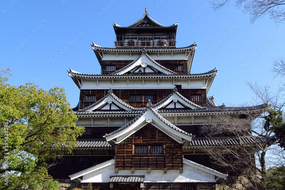 広島城址公園の復元された天守閣をアップ【日本三大平城】／広島県