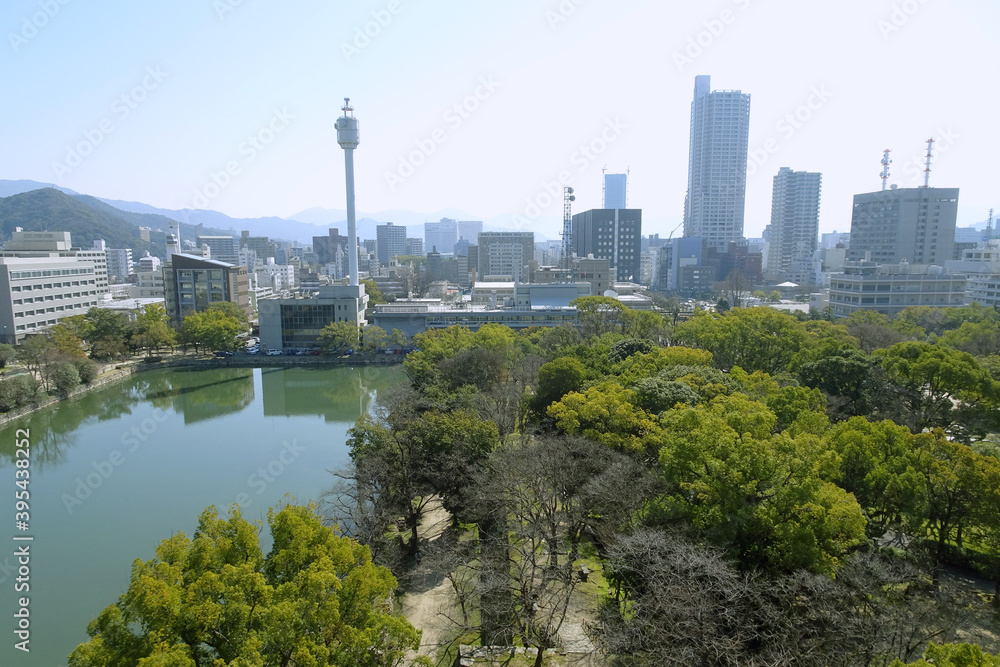 Obraz premium 広島城址公園の堀と街並み/広島県