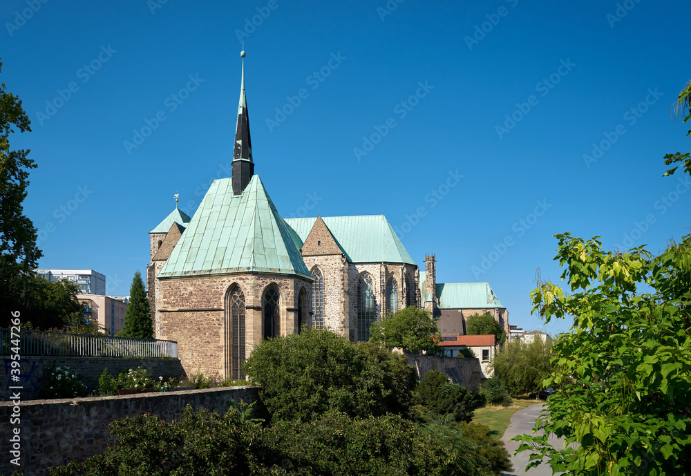 Magdalenenkapelle am Ufer der Elbe bei Magdeburg. Dahinter die Petrikirche und die Wallonerkirche