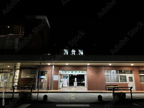 夜の田舎の駅 © S.Toranosuke 