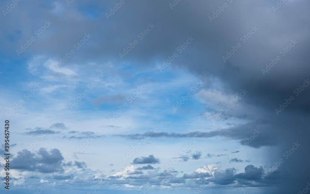 Obraz premium Dramatic sky, perfect for sky replacement, backgrounds, screen saver or any other application