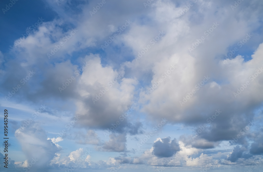 Obraz premium Dramatic sky, perfect for sky replacement, background or any other application