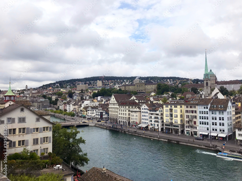 Obraz premium lake view near tower of Saint Peter and Fraumünster Church in Zurich, Swiss, Switzerland