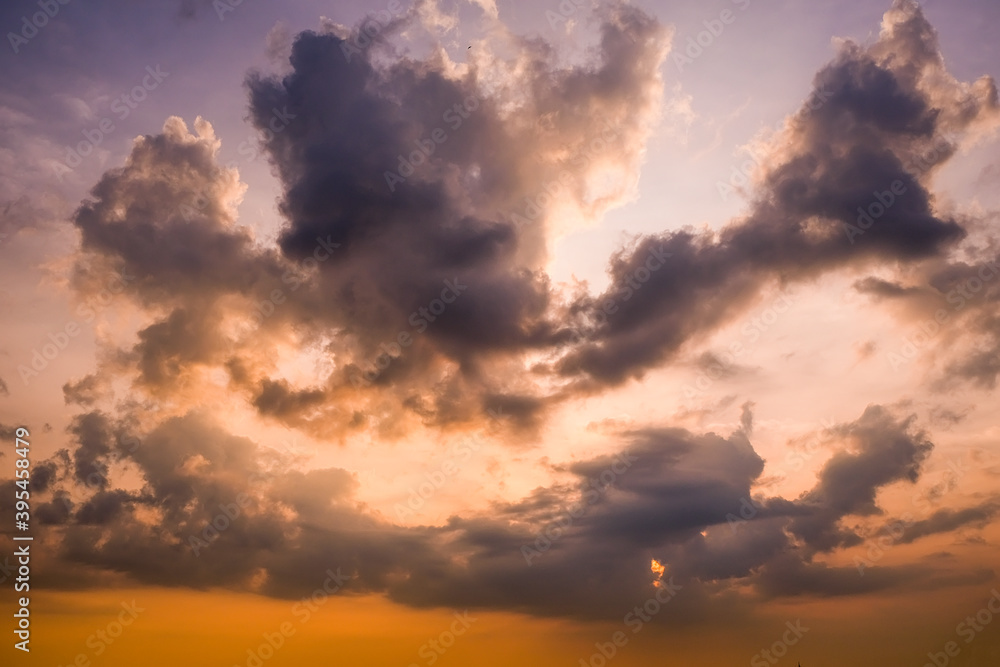 Obraz premium Dramatic sky, perfect for sky replacement, background or any other application